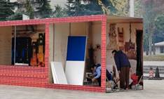 人们在街道上 AI 生成的内容可能不正确。